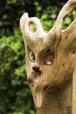 Masque · Bois de hêtre sculpté et pyrogravé.